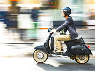 Mann-Moped-168362214-AS-antonloshchinin