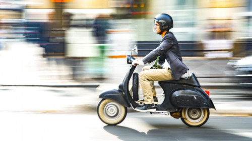 Mann-Moped-168362214-AS-antonloshchinin