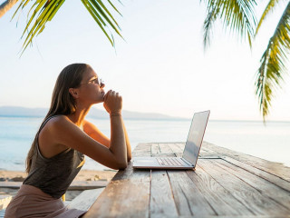 Frau-Strand-Laptop-286698037-AS-Rock-and-Wasp