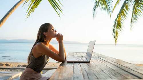 Frau-Strand-Laptop-286698037-AS-Rock-and-Wasp