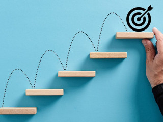 Stufen-Ziel-Hand-522197960-AS-Cagkan