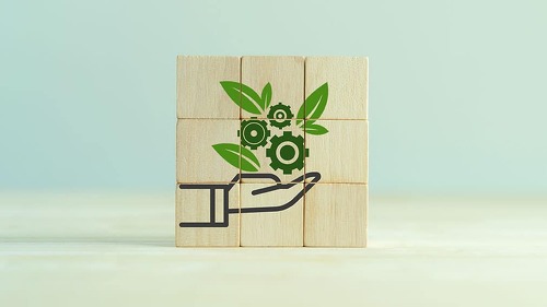 Wuerfel-Hand-Gruen-Zahnraeder-507571788-AS-Parradee