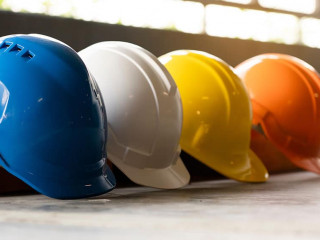 Bauhelme-320940746-AS-Rapeepat