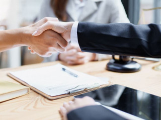 AnzugtraegerInnen-Handshake-550284619-AS-Jirapong