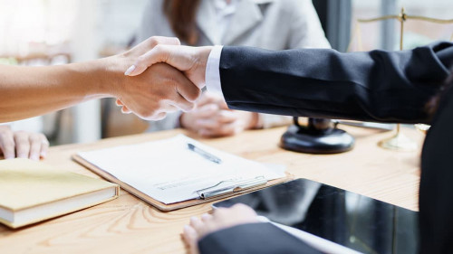 AnzugtraegerInnen-Handshake-550284619-AS-Jirapong