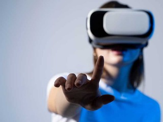 Frau-VR-Brille-555905649-AS-Volodymyr