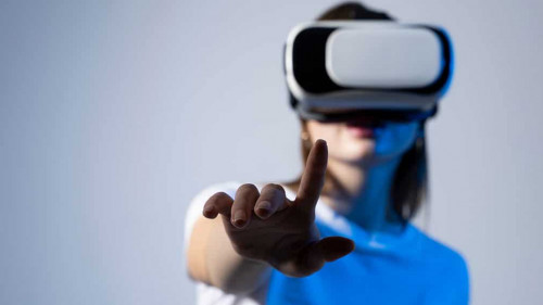 Frau-VR-Brille-555905649-AS-Volodymyr