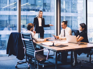 Office-Beratung-275650286-AS-BullRun