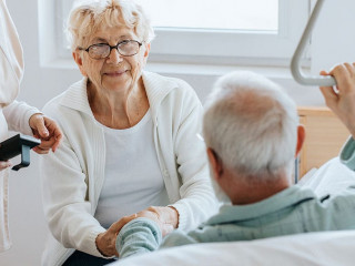 Senioren-Paar-Pflegekraft-490935584-AS-Photographee-eu