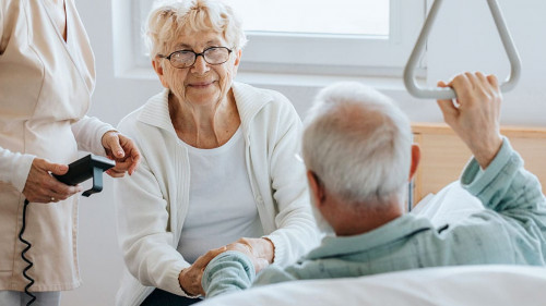 Senioren-Paar-Pflegekraft-490935584-AS-Photographee-eu