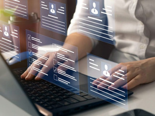 Haende-Laptop-Data-570028168-AS-Miha-Creative