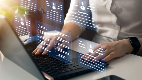 Haende-Laptop-Data-570028168-AS-Miha-Creative