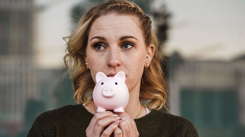 Frau-Sparschwein-539288238-AS-shellygraphy