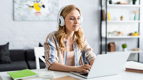 Frau-Laptop-Kopfhoerer-363631565-AS-LIGHTFIELD-STUDIOS