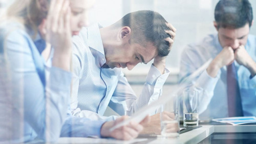 AnzugtraegerInnen-verzweifelt-108361968-AS-Syda-Productions