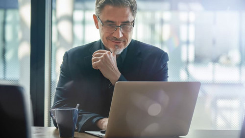 Anzugtraeger-Laptop-Laecheln-480469155-AS-nyul