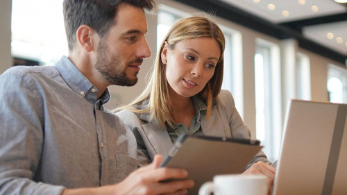 Frau-Mann-Beratung-256369224-AS-goodluz