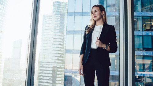 Frau-Buerpgebaeude-379625185-AS-BullRun