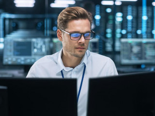 Mann-Brille-IT-Computer-493462691-AS-Gorodenkoff