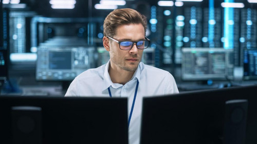 Mann-Brille-IT-Computer-493462691-AS-Gorodenkoff