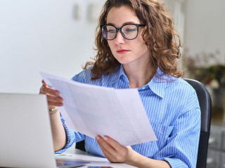 Frau-Laptop-Papier-544054449-AS-insta-photos