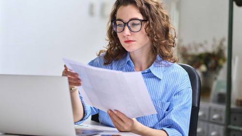 Frau-Laptop-Papier-544054449-AS-insta-photos