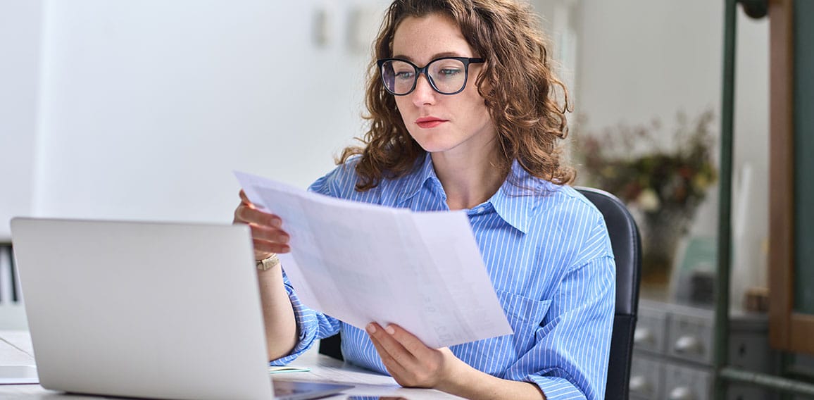 Frau-Laptop-Papier-544054449-AS-insta-photos