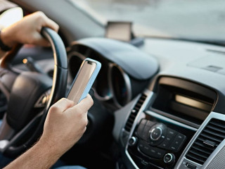 Fahrer-Smartphone-566378520-AS-perfectlab