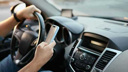 Fahrer-Smartphone-566378520-AS-perfectlab