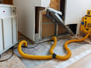 Wasserschaden-Trockner-409059850-AS-Juefrateam