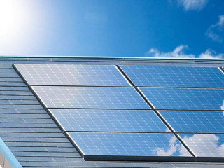 Haus-Fotovoltaikanlage-387216374-AS-Paylessimages