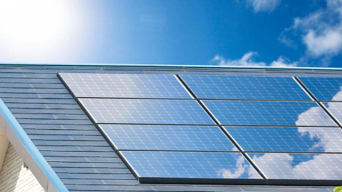 Haus-Fotovoltaikanlage-387216374-AS-Paylessimages