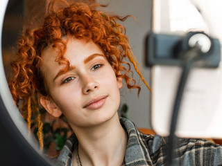 Frau-Smartphone-Ringlight-411775098-AS-Iuliia