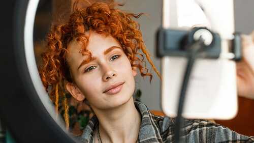 Frau-Smartphone-Ringlight-411775098-AS-Iuliia