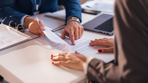 Beratung-Unterschrift-566631791-AS-kerkezz