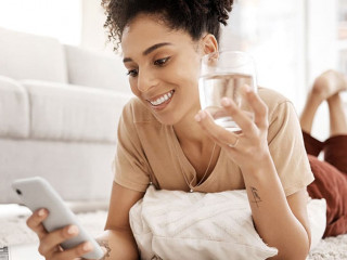 Frau-Wasser-Smartphone-548420720-AS-Rene-L-peopleimages-com