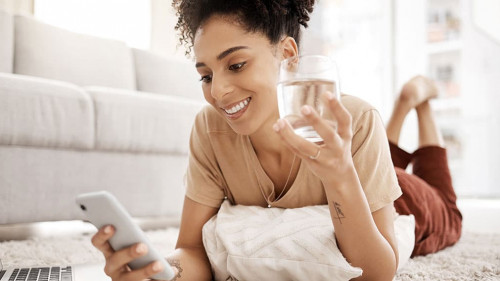 Frau-Wasser-Smartphone-548420720-AS-Rene-L-peopleimages-com