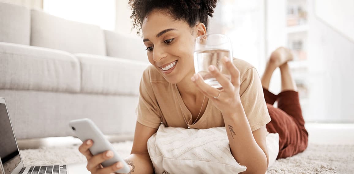 Frau-Wasser-Smartphone-548420720-AS-Rene-L-peopleimages-com