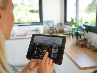 Frau-Smart-Home-224725144-AS-goodluz