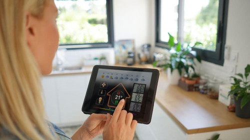 Frau-Smart-Home-224725144-AS-goodluz