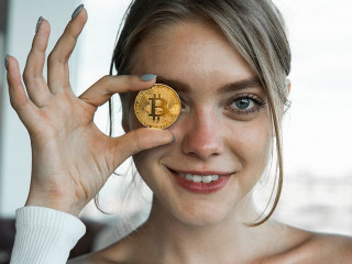 Frau-Bitcoin-317699391-AS-Volodymyr