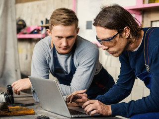 Handwerker-Laptop-524548786-AS-Comeback-Images