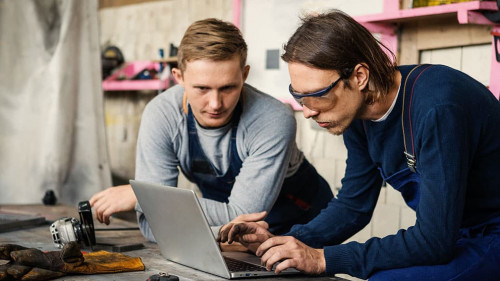 Handwerker-Laptop-524548786-AS-Comeback-Images