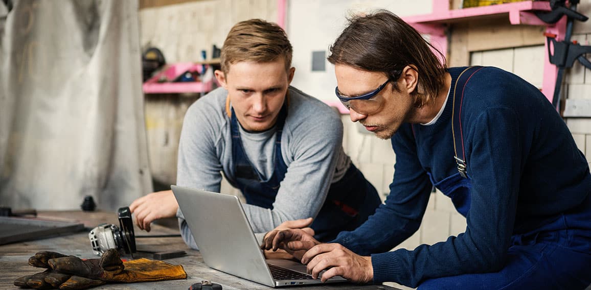 Handwerker-Laptop-524548786-AS-Comeback-Images