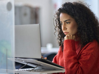 Frau-Laptop-570746378-AS-insta-photos