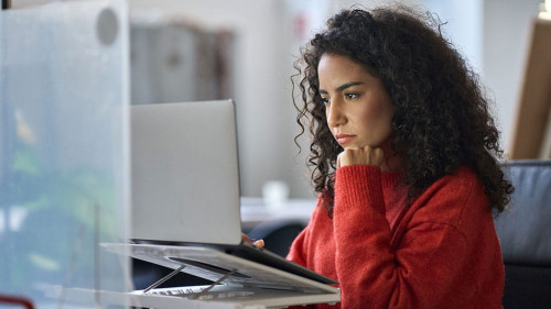 Frau-Laptop-570746378-AS-insta-photos