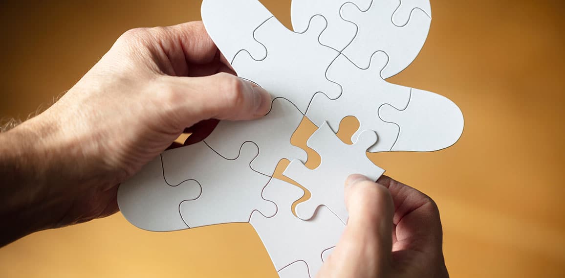 Haende-Mensch-Puzzle-565363091-AS-Brian-Jackson
