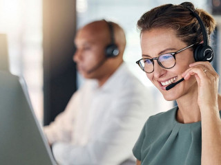 Frau-Callcenter-542865796-AS-Clayton-D-peopleimages-com