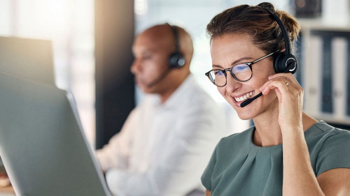 Frau-Callcenter-542865796-AS-Clayton-D-peopleimages-com