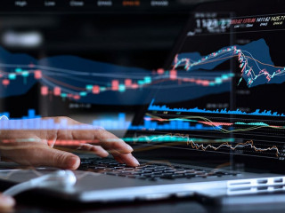 Anzugtraeger-Laptop-Boerse-178557804-AS-ipopba